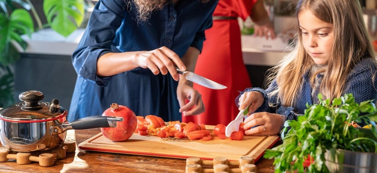 Cocinando Niña y madre cocinando