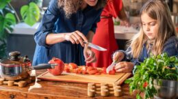 Niña y madre cocinando