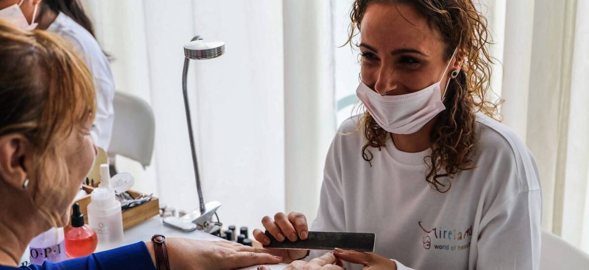 Manicurista Mujer haciendo manicura