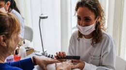 Mujer haciendo manicura