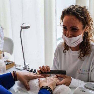 Mujer haciendo manicura