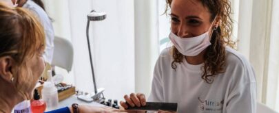 Mujer haciendo manicura