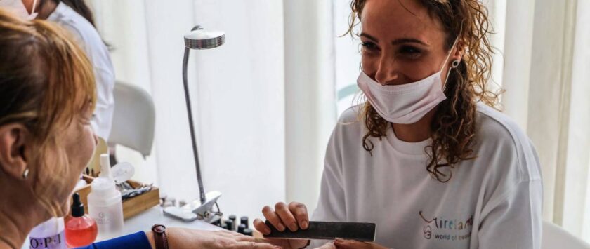 Mujer haciendo manicura