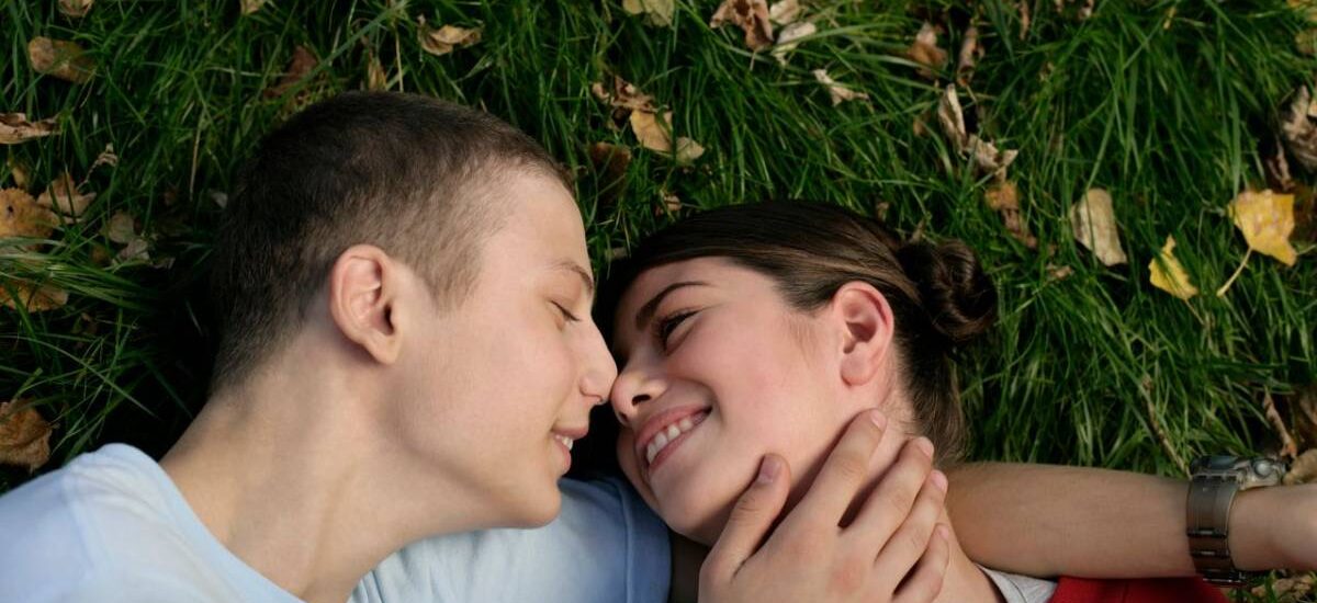 pareja beso