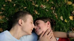 pareja beso