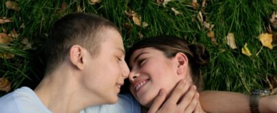 pareja beso