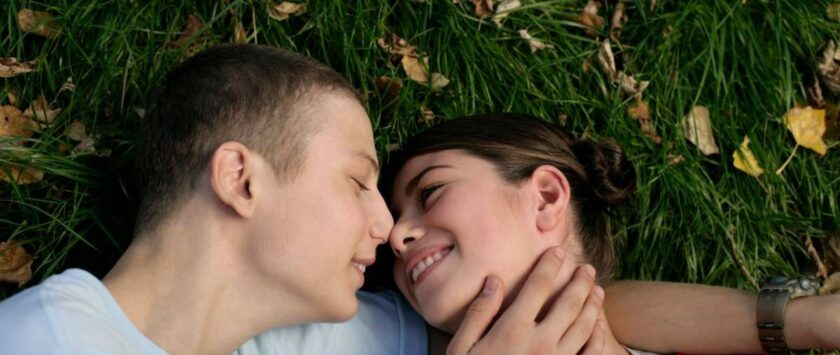 pareja beso