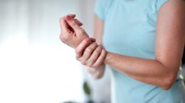 cómo afecta la artritis reumatoide a las articulaciones