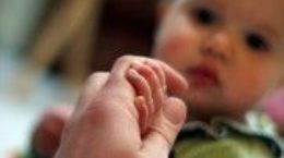 Img cortar unas bebes manos pies higiene paternidad crianza listado