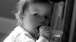 Img ninos dedos chuparse bebes peligros riesgo crianza paternidad listado