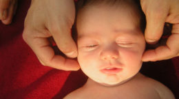 Img bebes masajes frenar llanto bebes masajes aprender padres
