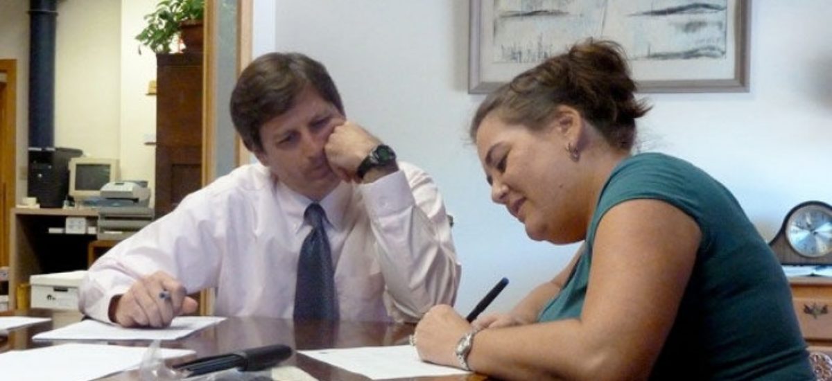 Img mujer firmando hd