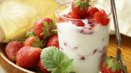 Img yogur con fresas hd