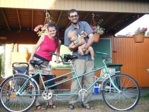 Img bicicleta con ninos bebes transportines montar paternidad crianza bicis art