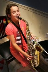 Img nina saxo articulo