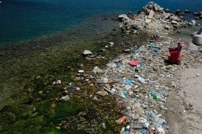 Img plastico playa grecia