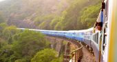 Un tren en marcha en la provincia de Goa, en India.