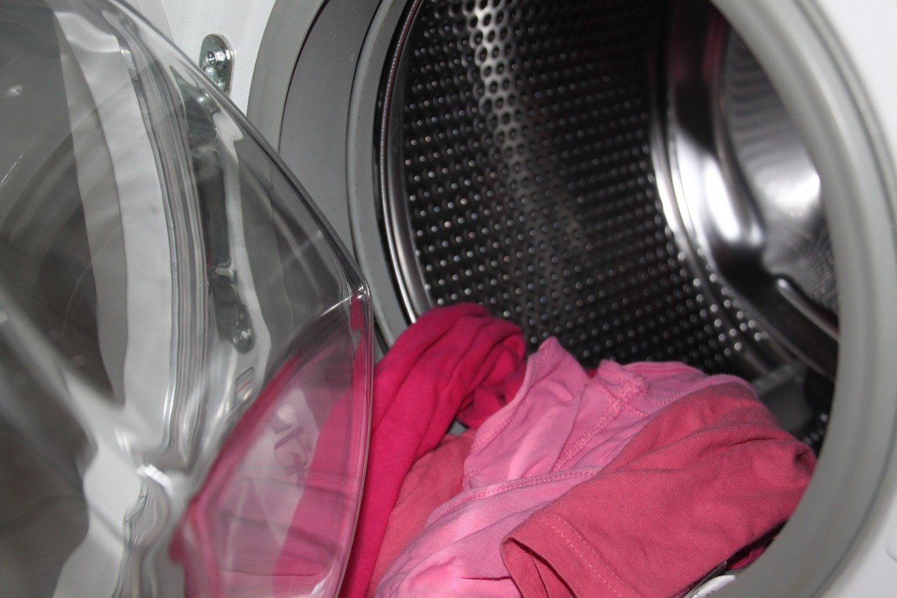 Lavar en casa o en la lavandería: ¿qué contamina menos?