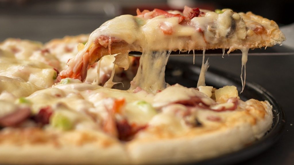 Obesitatea eragiten duten pizzetako publizitatearen kontra