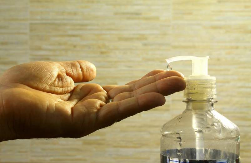 Por qué no debes seguir ninguna receta para hacer gel desinfectante de manos en casa