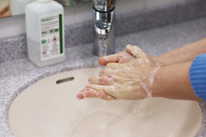 Lavar las manos con agua y jabón