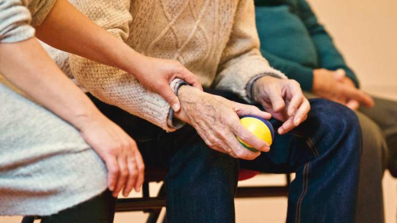Ejercicios para personas mayores: cómo mantenerse activos durante la cuarentena