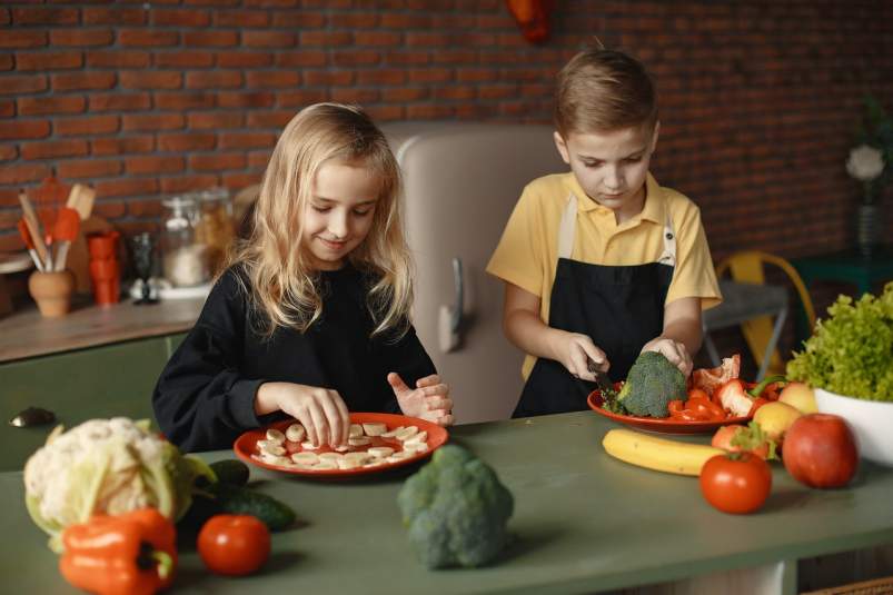 Por qué deberías hacer más comidas en familia, según la ciencia