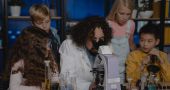 niños miroscopio bacteria