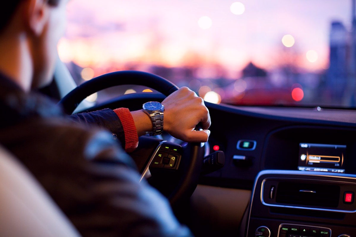 Podrían multarte por llevar pegatinas en el coche?