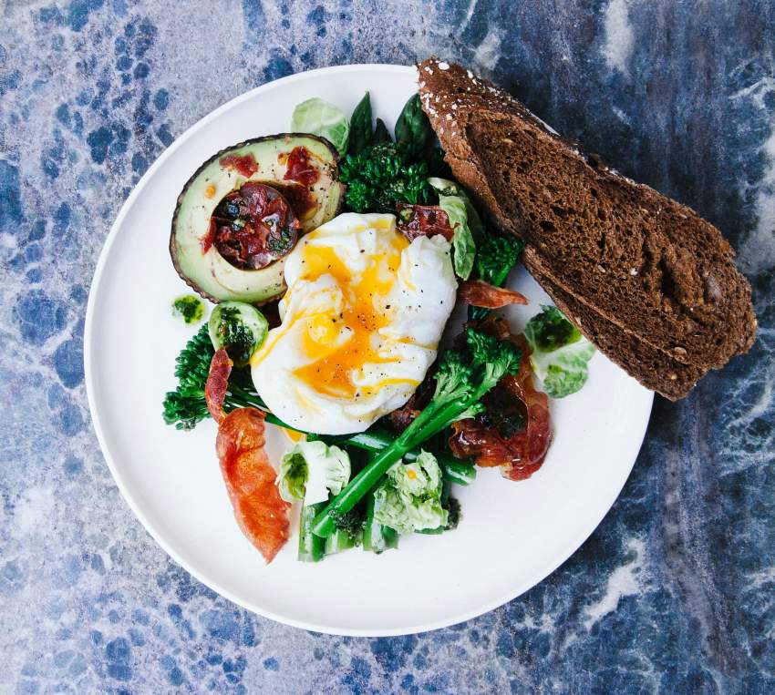 desayuno huevo cereales proteinas