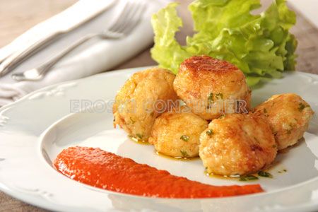 Albóndigas de bacalao con salsa de tomate